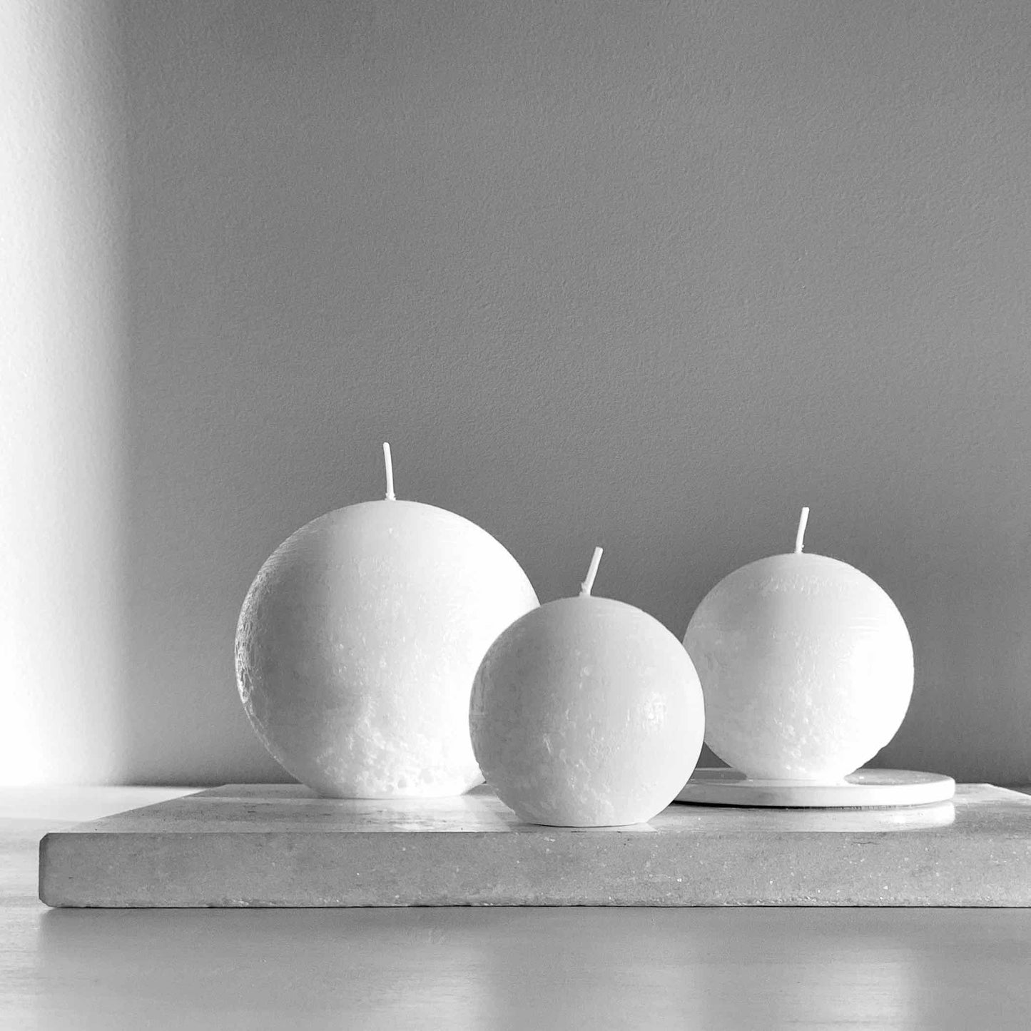 White ball candle gift set